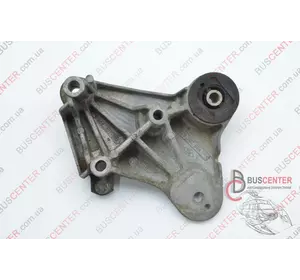 Кронштейн двигателя правый Renault Laguna 8200302004 Кронштейн двигателя правый Renault Laguna 8200302004