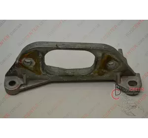 Кронштейн крепления КПП Renault Kangoo 8200277212 Кронштейн крепления КПП Renault Kangoo 8200277212